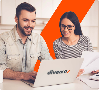 dos personas cancelando CFDI